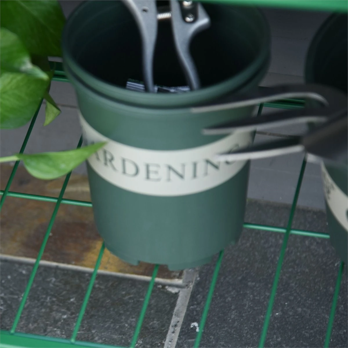 Outsunny Huerto Urbano Jardinera Elevada De Metal Cama De Jardín Con Ruedas Asa Lateral Y Estante Inferior Para Cultivo Plantas Hortalizas Flores 104x39x80 Cm Verde 7 Outsunny Huerto Urbano Jardinera Elevada De Metal Cama De Jardín Con Ruedas Asa Lateral Y Estante Inferior Para Cultivo Plantas Hortalizas Flores 104x39x80 Cm Verde - Imagen 7